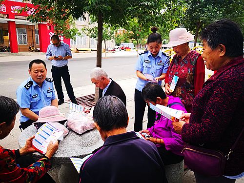 圖為師公共法律服務中心工作人員正在開展普法宣傳.jpg