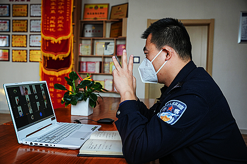 民警長學(xué)福在為學(xué)生舉例說法.jpg