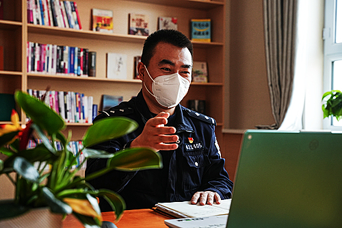 民警長學(xué)福與學(xué)生交流互動.jpg