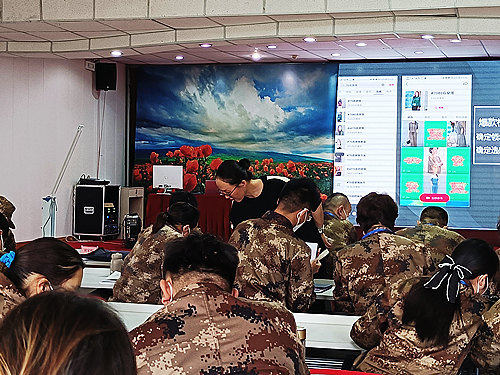 圖為授課老師正在指導(dǎo)學(xué)員如何開展直播、剪輯作品.jpg