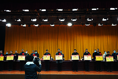 對(duì)“五星”支部創(chuàng)建工作先進(jìn)村（社區(qū)）頒獎(jiǎng)  張棟察攝 - 復(fù)件(2).JPG