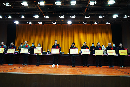 對(duì)星級(jí)企業(yè)頒獎(jiǎng)    張棟察攝 - 復(fù)件(2).JPG