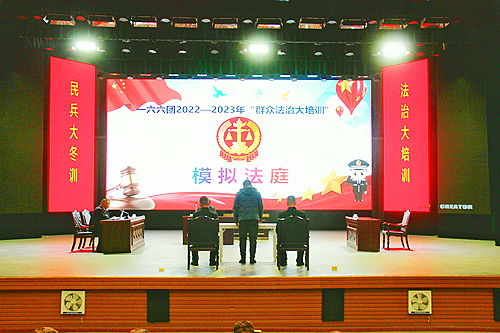 圖為：模擬法庭“庭審”現(xiàn)場.jpg