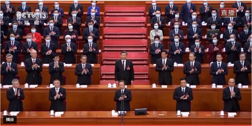 新當(dāng)選的國(guó)家主席、中央軍委主席習(xí)近平進(jìn)行憲法宣誓.jpg