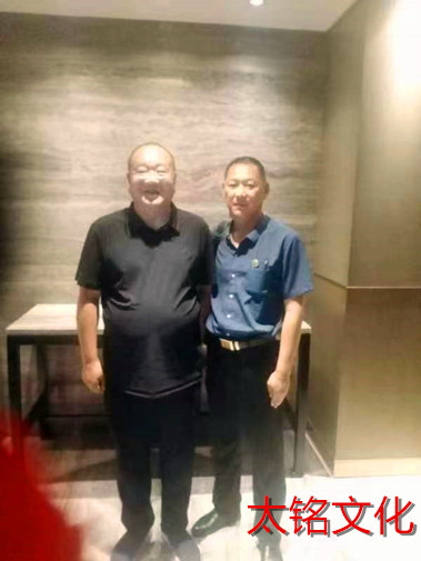 中國鄉(xiāng)村振興服務(wù)網(wǎng)理事聯(lián)盟服務(wù)中心主任吳亞剛與彭德懷彭大將軍的侄孫彭宇合影。.jpg