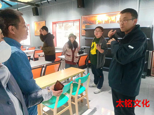 青海湖景區(qū)保護(hù)利用管理局 旅游管理處 處長(zhǎng)陳德輝_副本.jpg