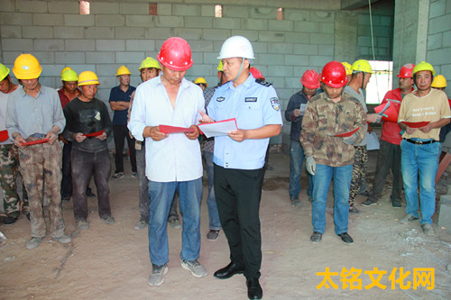 圖為：司法所干警向外來(lái)務(wù)工人員宣傳禁毒知識(shí).JPG
