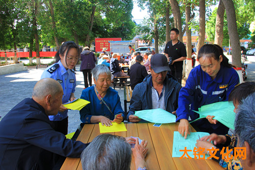 圖為：司法所干警在社區(qū)開(kāi)展禁毒普法宣傳.JPG