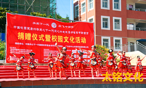 3鐵石小學(xué)孩子們載歌載舞表達(dá)感恩之情.JPG