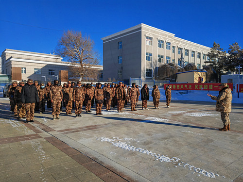 圖為：參訓(xùn)學(xué)員在廣場上進(jìn)行民兵大冬訓(xùn).jpg