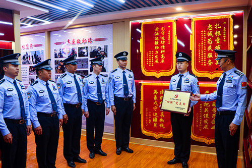 圖為民警參觀榮譽(yù)室_副本.jpg