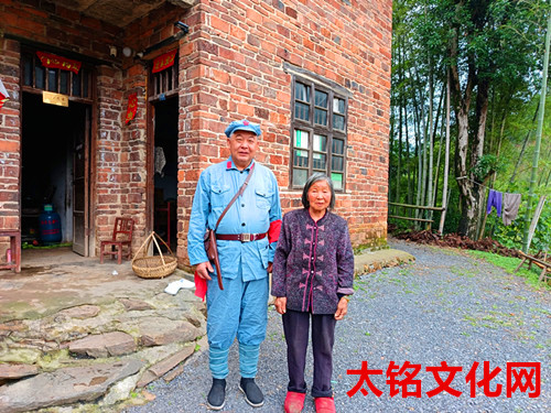 2024年5月5日湖南省邵陽市去重走長征路同老媽合影_副本.jpg